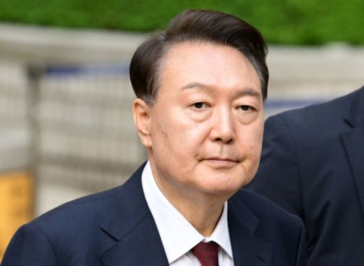 윤석열 전 대통령이 지난 12일 서울 서초구 중앙지방법원에서 열린 내란 우두머리 혐의, 직권남용 권리행사방해 혐의 사건 3차 공판을 마친 뒤 법정을 나서고 있다. 연합뉴스