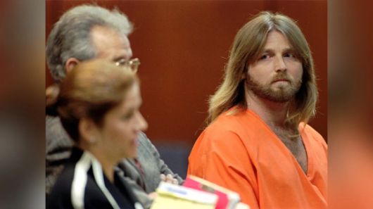 1996년 7월 8일(현지시간) 미국 플로리다주 탬파에서 열린 심리에서 유죄 판결을 받은 연쇄 살인범 글렌 로저스가 국선 변호인 조안 코르세스를 응시하고 있다. AP 연합뉴스