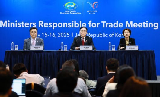 정인교(가운데) 산업통상자원부 통상교섭본부장이 16일 제주국제컨벤션센터(ICC)에서 아시아태평양경제협력체(APEC) 통상장관회의 결과 관련 합동브리핑을 하고 있다. 2025.05.16. (사진=산업부 제공)