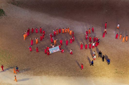 텍사스주 앤슨에서 블루보넷 구치소의 안뜰에서 수감자들이 “우리는 테러리스트가 아닙니다, S.O.S.”라는 현수막을 내걸고 있는 모습이 항공 사진으로 포착됐다. 미국 연방 이민세관단속국(ICE)은 불법 이민자 구금자들을 블루보넷 구치소로 이송하기 시작했다. 기사와 직접적인 관련 없음. 2025.5.13 AFP 연합뉴스