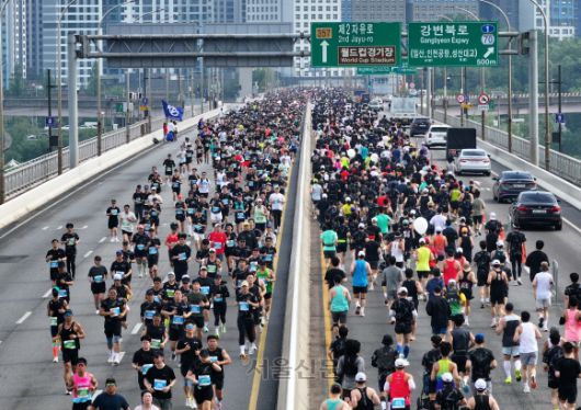 2025 서울신문하프마라톤이 열린 17일 서울 마포구 가양대교에서 참가자들이 힘차게 달리고 있다. 2025.5.17 오장환 기자