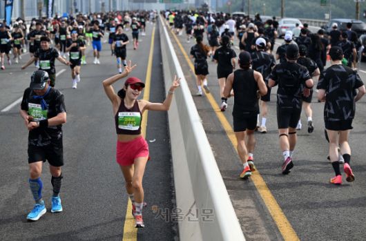 2025 서울신문하프마라톤이 열린 17일 서울 마포구 가양대교에서 참가자들이 힘차게 달리고 있다. 2025.5.17 오장환 기자