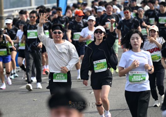 2025 서울신문하프마라톤이 열린 17일 서울 마포구 가양대교에서 참가자들이 힘차게 달리고 있다. 2025.5.17 오장환 기자