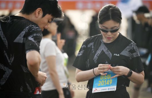 2025 서울신문하프마라톤이 열린 17일 서울 마포구 상암 평화의공원 평화광장에서 참가자들이 출발 준비를 하고 있다. 2025.5.17 오장환 기자