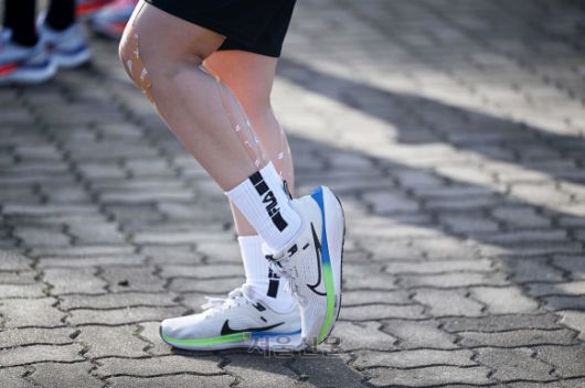 2025 서울신문하프마라톤이 열린 17일 서울 마포구 상암 평화의공원 평화광장에서 한 참가자가 몸을 풀고 있다. 2025.5.17 오장환 기자