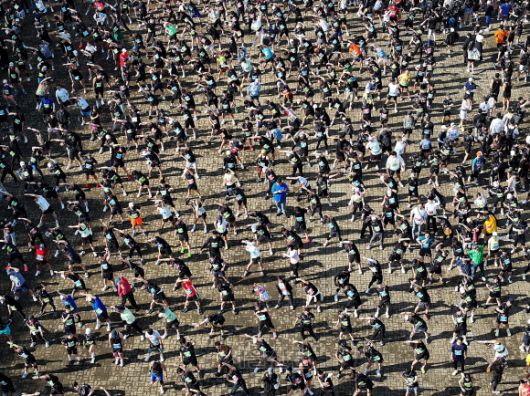 2025 서울신문 하프마라톤이 열린 17일 서울 마포구 상암 평화의공원 평화광장에서 참가자들이 준비운동을 하고 있다. 오장환 기자