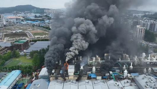 17일 오전 광주 광산구 소촌동 금호타이어 공장에서 불이 나 검은 연기가 솟아오르고 있다. 2025.5.17. 광주소방본부 제공