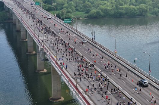 2025 서울신문 하프마라톤이 열린 17일 서울 마포구 가양대교에서 참가자들이 힘차게 달리고 있다.  오장환 기자