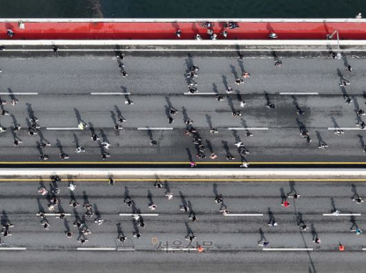 2025 서울신문하프마라톤이 열린 17일 서울 마포구 가양대교에서 참가자들이 힘차게 달리고 있다. 2025.5.17 오장환 기자