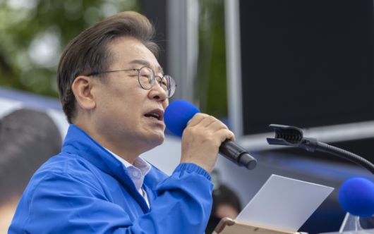 나주에서 지지 호소하는 이재명 후보 - 더불어민주당 이재명 대선후보가 17일 전남 나주시 금성관 망화루 앞에서 열린 유세에서 지지를 호소하는 연설을 하고 있다.  2025.5.17 연합뉴스