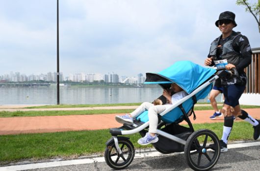 2025 서울신문 하프마라톤이 열린 17일 서울 마포구 일대에서 참가자들이 달리고 있다. 홍윤기 기자