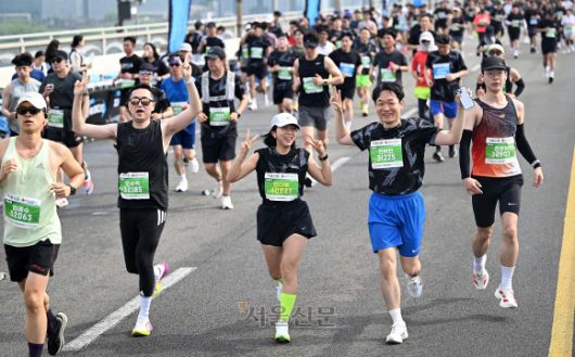 2025 서울신문하프마라톤이 열린 17일 서울 마포구 가양대교에서 참가자들이 힘차게 달리고 있다. 2025.5.17 오장환 기자