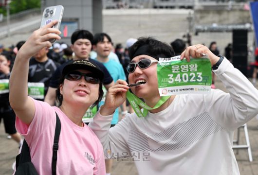 2025 서울신문하프마라톤이 열린 17일 서울 마포구 상암 평화의공원 평화광장에서 참가자들이 경기를 마친 후 추억을 남기고 있다. 2025.5.17 오장환 기자