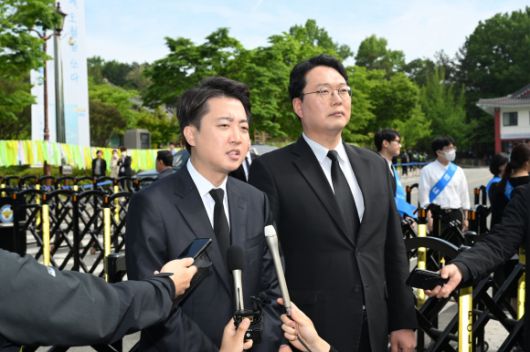 5·18 기념식 앞서 기자회견하는 이준석 - 18일 오전 광주 북구 5·18 민주묘지에서 개혁신당 이준석 대선후보가 제45주년 5·18 민주화운동 기념식에 참석해 기자회견을 하고 있다. 2025.5.18 공동취재