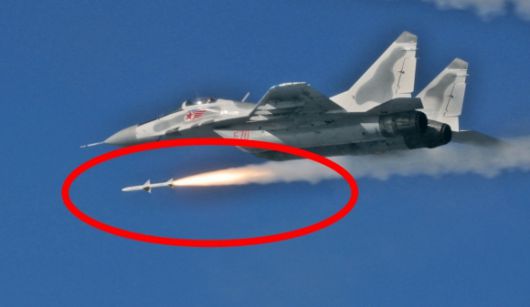 김정은 북한 국무위원장이 지난 15일 제1공군사단 관하 비행연대를 방문해 공군 반항공(방공)전투 및 공습 훈련을 지도했다고 조선중앙통신이 17일 보도했다. 빨간 동그라미는 북한의 신형 공대공 미사일. 2025.5.17 평양 조선중앙통신 연합뉴스