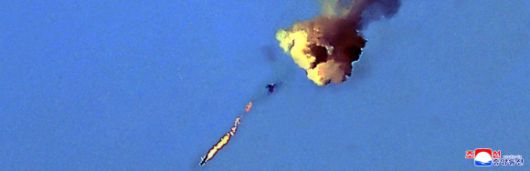 북한 김정은, 공군 방공·공습훈련 지도 - 김정은 북한 국무위원장이 지난 15일 제1공군사단 관하 비행연대를 방문해 공군 반항공(방공)전투 및 공습 훈련을 지도했다고 조선중앙통신이 17일 보도했다. 2025.5.17 평양 조선중앙통신 연합뉴스