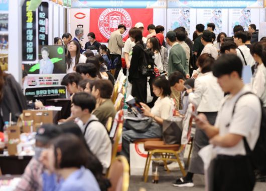 인파 몰린 日 유학·취업 박람회 - 18일 서울 강남구 코엑스에서 열린 ‘제10회 일본 유학&취업 박람회’를 찾은 유학·취업 준비생들이 부스에서 상담을 받고 있다. 대학·대학원, 전문학교, 중고등학교, 일본어학교 등 45개 학교와 8개 일본 기업이 인재 모집을 위해 이번 행사에 참여했다. 연합뉴스