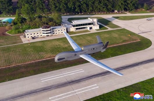 북한 김정은, 공군 방공·공습훈련 지도 - 김정은 북한 국무위원장이 지난 15일 제1공군사단 관하 비행연대를 방문해 공군 반항공(방공)전투 및 공습 훈련을 지도했다고 조선중앙통신이 17일 보도했다. 2025.5.17 평양 조선중앙통신 연합뉴스