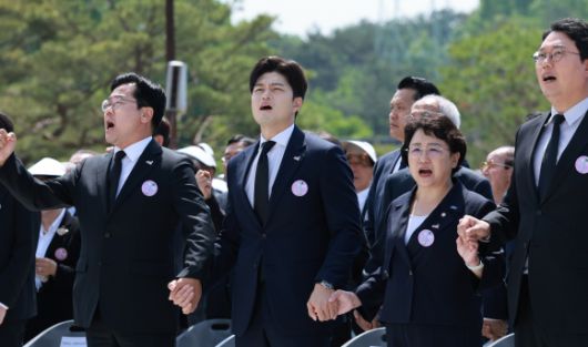 임을 위한 행진곡 제창하는 당 대표들 - 18일 광주광역시 북구 국립 5·18민주묘지에서 열린 5·18민주화운동 45주년 기념식에서 당 대표들이 ‘임을 위한 행진곡’을 제창하고 있다. 왼쪽부터 더불어민주당 박찬대 대표 직무대행 겸 원내대표, 국민의힘 김용태 비상대책위원장, 조국혁신당 김선민 대표 권한대행, 개혁신당 천하람 원내대표.  2025.5.18 연합뉴스