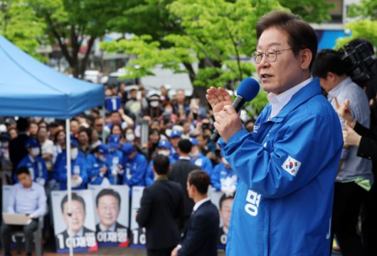 이재명 더불어민주당 대선 후보가 16일 전북 군산시 구시청광장에서 열린 유세에서 지지를 호소하는 연설을 하고 있다. 2025.5.16 공동취재