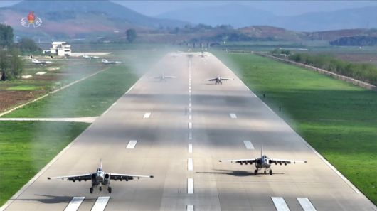 북한 김정은, 공군 방공ㆍ공습훈련 지도 - 김정은 북한 국무위원장이 지난 15일 제1공군사단 관하 비행연대를 방문해 공군 반항공(방공)전투 및 공습 훈련을 지도했다고 조선중앙TV가 17일 보도했다. 중앙TV가 공개한 사진을 보면 미그(MiG)-29와 수호이(Su)-25 등 북한 공군의 최신 자산이 이날 훈련에 총동원됐다. 2025.5.17 조선중앙TV 연합뉴스