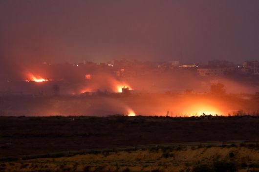 2025년 5월 17일(현지시간) 이스라엘-가자 국경의 이스라엘 측에서 바라본 가자지구 북부에서 불길이 치솟고 있다. 로이터 연합뉴스