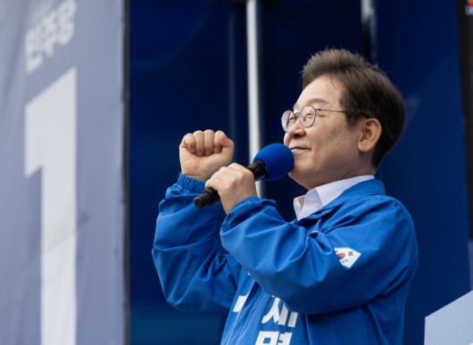 이재명 더불어민주당 대선후보가 16일 전북 군산시 구 시청광장에서 열린 유세에서 지지를 호소하는 연설을 하고 있다. 2025.5.16 공동취재