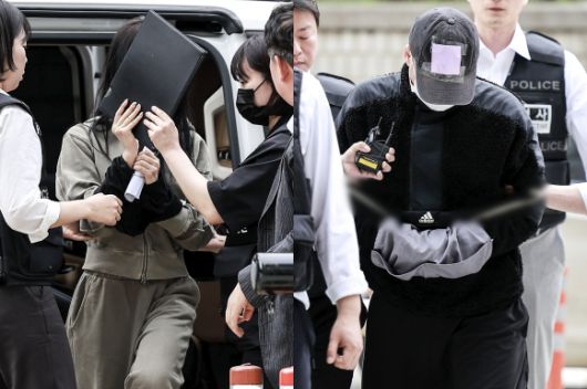 잉글랜드 프로축구 프리미어리그 토트넘 홋스퍼 주장 손흥민을 상대로 허위 임신을 주장하며 금품을 요구한 혐의를 받는 20대 여성 양모씨와 40대 남성 윤모씨가 17일 서울 서초구 서울중앙지방법원에서 열린 영장실질심사에 출석하고 있다. 2025.05.17 뉴시스