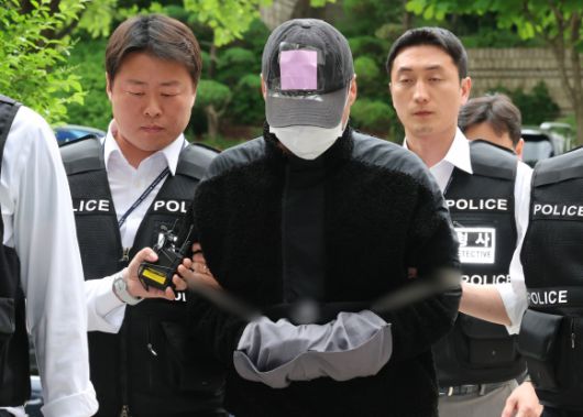 축구 국가대표팀 주장 손흥민을 상대로 20대 여성 양모씨와 함께 돈을 받아내려해 공갈 혐의를 받는 윤모(40대 남성)씨가 17일 서초구 서울중앙지방법원에서 열린 구속 전 피의자심문(영장심사)에 출석하고 있다. 2025.5.17 뉴스1