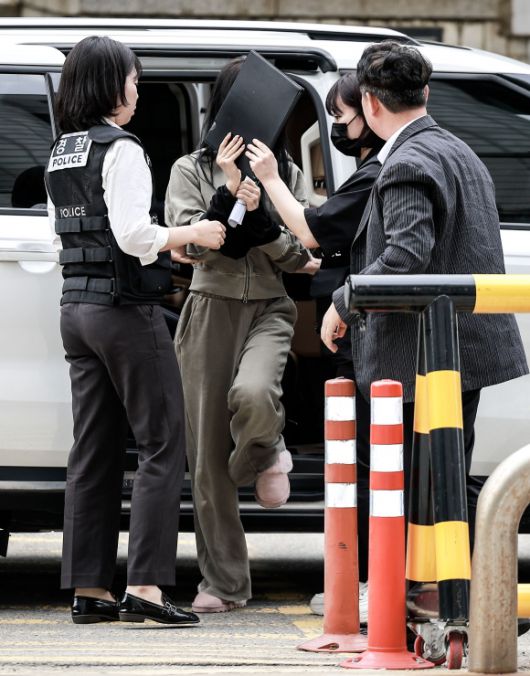 잉글랜드 프로축구 프리미어리그 토트넘 홋스퍼 주장 손흥민을 상대로 허위 임신을 주장하며 금품을 요구한 혐의를 받는 20대 여성 양 모 씨가 17일 서울 서초구 서울중앙지방법원에서 열린 영장실질심사에 출석하고 있다. 2025.5.17 뉴시스