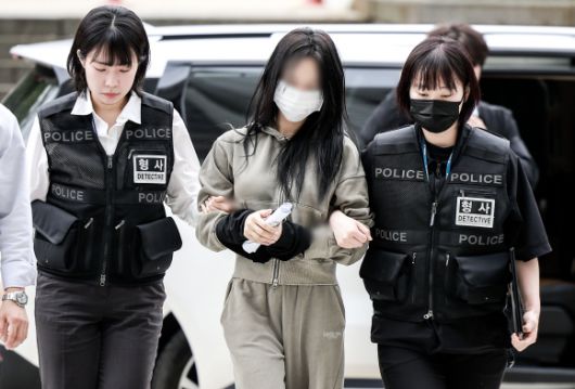 잉글랜드 프로축구 프리미어리그 토트넘 홋스퍼 주장 손흥민을 상대로 허위 임신을 주장하며 금품을 요구한 혐의를 받는 20대 여성 양모씨가 17일 서울 서초구 서울중앙지방법원에서 열린 영장실질심사에 출석하고 있다. 2025.05.17 뉴시스