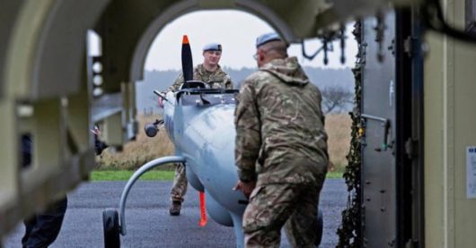 영국 군인들이 이스라엘제 헤르메스 450 기반 장기체공(MALE) 드론인 워치키퍼를 옮기고 있다. 출처=RUSI