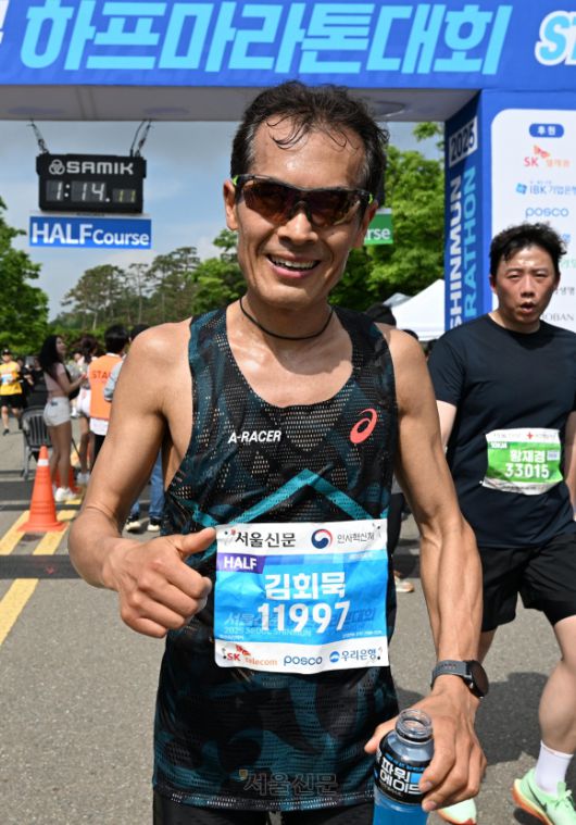 ‘2025 서울신문 하프마라톤대회’ 하프코스 남자 부문 우승자 김회묵씨