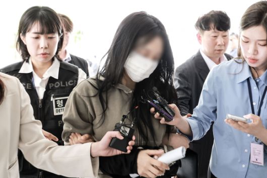 잉글랜드 프로축구 프리미어리그 토트넘 홋스퍼 주장 손흥민을 상대로 허위 임신을 주장하며 금품을 요구한 혐의를 받는 20대 여성 양모씨가 17일 서울 서초구 서울중앙지방법원에서 열린 영장실질심사에 출석하고 있다. 2025.05.17 뉴시스