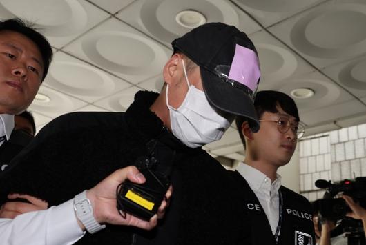 축구 국가대표팀 주장 손흥민의 아이를 임신했다고 주장하며 20대 여성 앙모씨와 함께 손씨에게 돈을 뜯어내려한 40대 남성 윤모씨가 17일 영장실질심사를 받기 위해 서울중앙지법에 들어서고 있다. 2025.5.17 연합뉴스