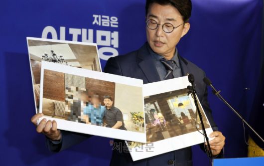 노종면 더불어민주당 의원이 19일 오후 서울 여의도 중앙당사에서 지귀연 서울중앙지법 부장판사의 ‘룸살롱 접대’ 의혹 관련 사진을 공개하고 있다. 2025.5.19 안주영 전문기자