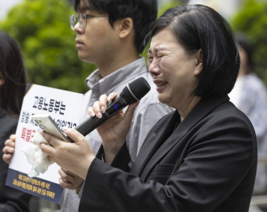 특별근로감독 결과에 오열하는 고 오요안나 씨의 어머니 - 19일 서울 중구 서울고용노동청 앞에서 열린 MBC 기상캐스터였던 고(故) 오요안나씨 특별감독결과 규탄 기자회견에서 오씨의 어머니 장연미 씨가 발언하다 오열하고 있다. 이날 회견에서 오씨의 어머니 장 씨는 오씨가 근로기준법상 근로자로 인정되지 않는다는 고용노동부의 특별근로감독 결과에 대해 “절대로 받아들일 수 없다”고 밝혔다. 2025.5.19 연합뉴스
