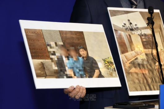 노종면 더불어민주당 의원이 19일 오후 서울 여의도 중앙당사에서 지귀연 서울중앙지법 부장판사의 ‘룸살롱 접대’ 의혹 관련 사진을 공개하고 있다. 2025.5.19안주영 전문기자