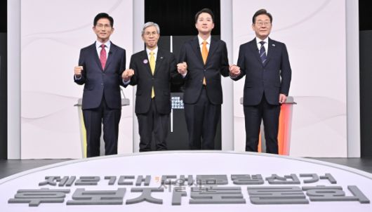 18일 서울 마포구 SBS프리즘타워 스튜디오에서 열린 중앙선거방송토론위원회 주관 제21대 대통령선거 후보자 토론회에서 각 정당 대선 후보들이 선전을 다짐하고 있다. 왼쪽부터 국민의힘 김문수, 민주노동당 권영국, 개혁신당 이준석, 더불어민주당 이재명 대선 후보. 2025.5.18 국회사진기자단