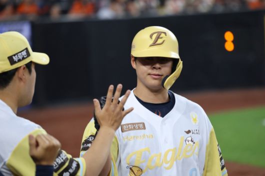 13일 대전 한화생명 볼파크에서 열린 2025 신한 SOL 뱅크 KBO리그 한화이글스와 두산베어스의 경기. 4회 말 1사 후 한화 채은성의 안타 때 2루 주자 노시환이 홈으로 들어와 동료들의 환영을 받고 있다. 연합뉴스