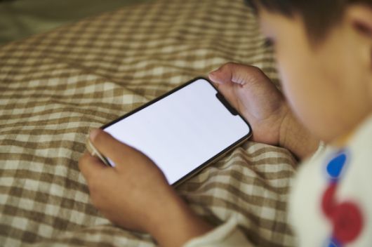 스마트폰을 보고 있는 어린이 자료 이미지. 아이클릭아트