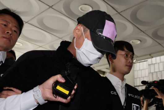 축구 국가대표팀 주장 손흥민의 아이를 임신했다고 주장하며 20대 여성 양모씨와 함께 손흥민으로부터 돈을 뜯어내려 한 40대 남성 용모씨가 17일 구속 전 피의자 심문(영장실질심사)을 받기 위해 서울 서초구 서울중앙지법에 들어서고 있다. 2025.5.17 연합뉴스