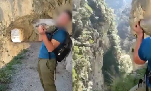 한 남성이 스페인 피코스 데 에우로파 국립공원에서 바위를 들어 올려 절벽 아래로 던지고 있다. 엑스(X·옛 트위터) 캡처