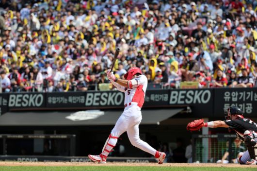 김도영, 만원관중 속 타격 - 27일 광주기아챔피언스필드에서 열린 프로야구 LG 트윈스와 KIA 타이거즈의 경기. KIA 김도영이 5회말에 타격하고 있다. 2025.4.27 광주 연합뉴스