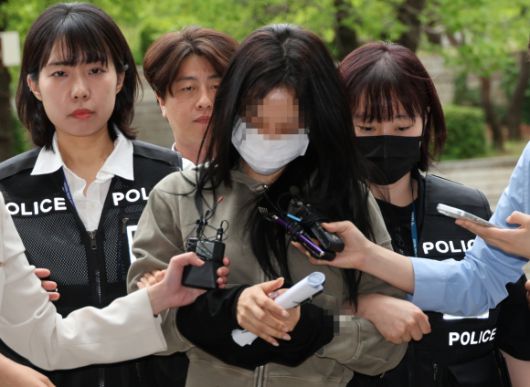 축구 국가대표팀 주장 손흥민의 아이를 임신했다고 주장하며 손흥민으로부터 돈을 뜯어내려 한 20대 여성 양모씨가 17일 구속 전 피의자 심문(영장실질심사)을 받기 위해 서울 서초구 서울중앙지법에 들어서고 있다. 2025.5.17 연합뉴스