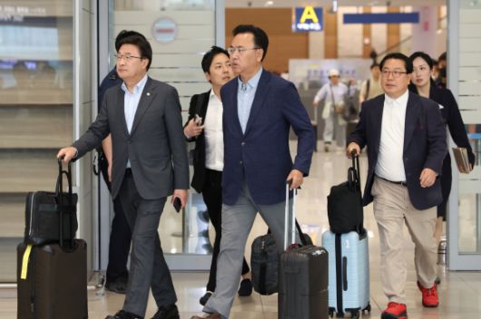 하와이에 체류 중인 홍준표 전 대구시장의 선대위 합류를 설득하기 위해 꾸려진 국민의힘 김문수 대통령 선거 후보 선거대책위원회 소속 유상범 단일화추진본부장과 김대식 대외협력본부장 등으로 구성된 하와이 특사단이 홍 전시장과 이틀간의 만남을 가진 뒤 21일 오후 인천국제공항 제2터미널을 통해 귀국하고 있다. 2025.05.21. 뉴시스