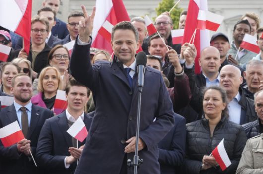 폴란드 시민플랫폼(PO)의 대통령 후보인 라파우 트샤스코프스키 바르샤바 시장이 19일 대선 승리를 다짐하는 모습. 바르샤바 AP 연합뉴스