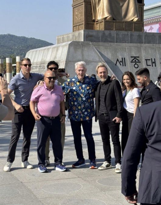 광화문에 등장한 빌 클린턴 - 20일 한국을 비공식 방문한 것으로 알려진 빌 클린턴(가운데) 전 미국 대통령이 서울 광화문광장 세종대왕 동상 앞에서 동료들로 추정되는 사람들과 어깨동무를 하고 기념사진을 찍고 있다. 클린턴 전 대통령의 마지막 공식 방한은 1998년 11월 20일 김대중 전 대통령과의 정상회담 때였다. 온라인 커뮤니티 캡처