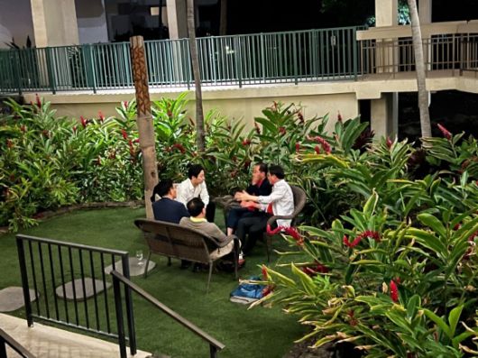 19일 홍준표 전 대구시장의 선거대책위 합류를 설득하기 위해 미국 하와이에 도착한 국민의힘 특사단이 빅아일랜드 모처에서 홍 전 시장과 회동을 하고 있다. 사진=김대식 의원 제공. 2025.05.19.