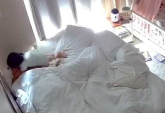 가져온 약을 아빠에게 먹이는 딸. 틱톡 캡처